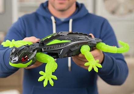 Hex Bots RC Gekon - un jouet télécommandé unique qui grimpe sur les murs et le plafond.