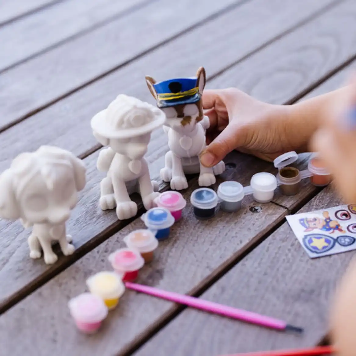 Développement de la fine Motor à travers la peinture de personnages préférés.