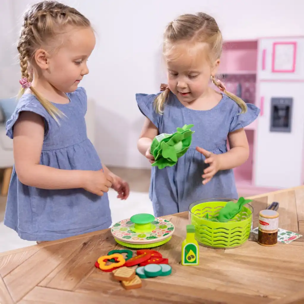 Finition détaillée de En bois et accessoires textiles pour un jeu réaliste.