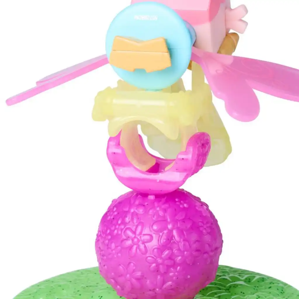 Détails précis de la figurine Bébé Boîte sur un élégant support pissenlit.
