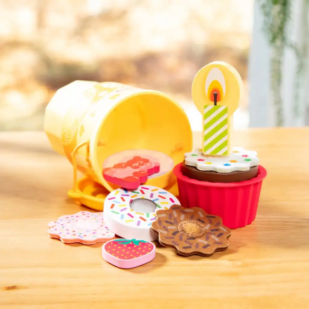 Tous les jouets rangés en sécurité dans un seul gobelet.